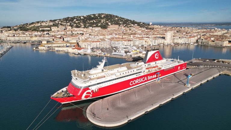 CORSICA linea, 1ère compagnie à utiliser la connexion électrique à quai dans le port de Sète